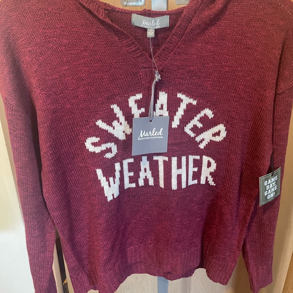 Maroon hooded sweater perfect for sweater weather! New with tags!